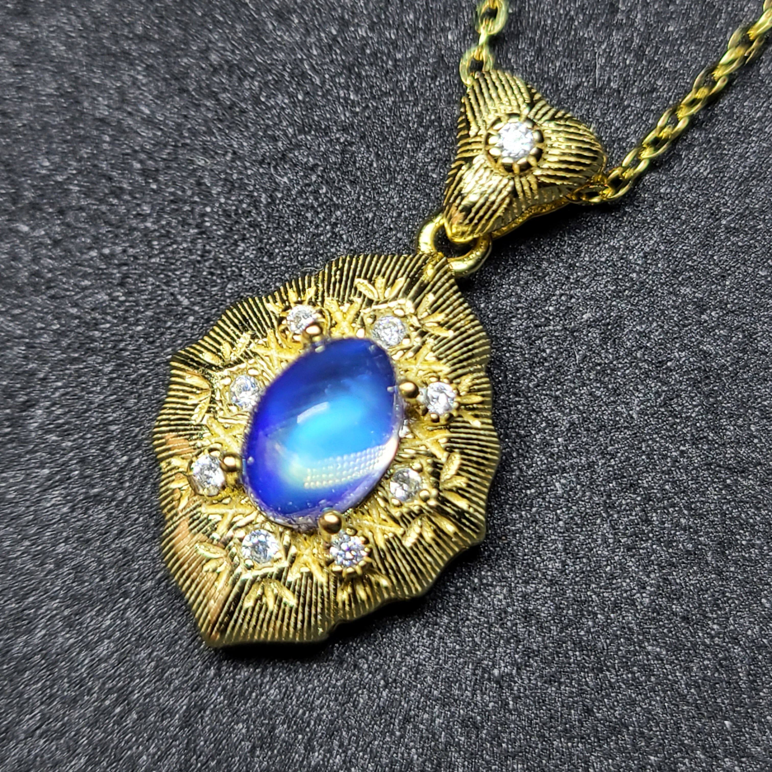天然蓝月光吊坠高品质强光晶体好颜色好宝石尺寸5*7mm1.3克拉左右
