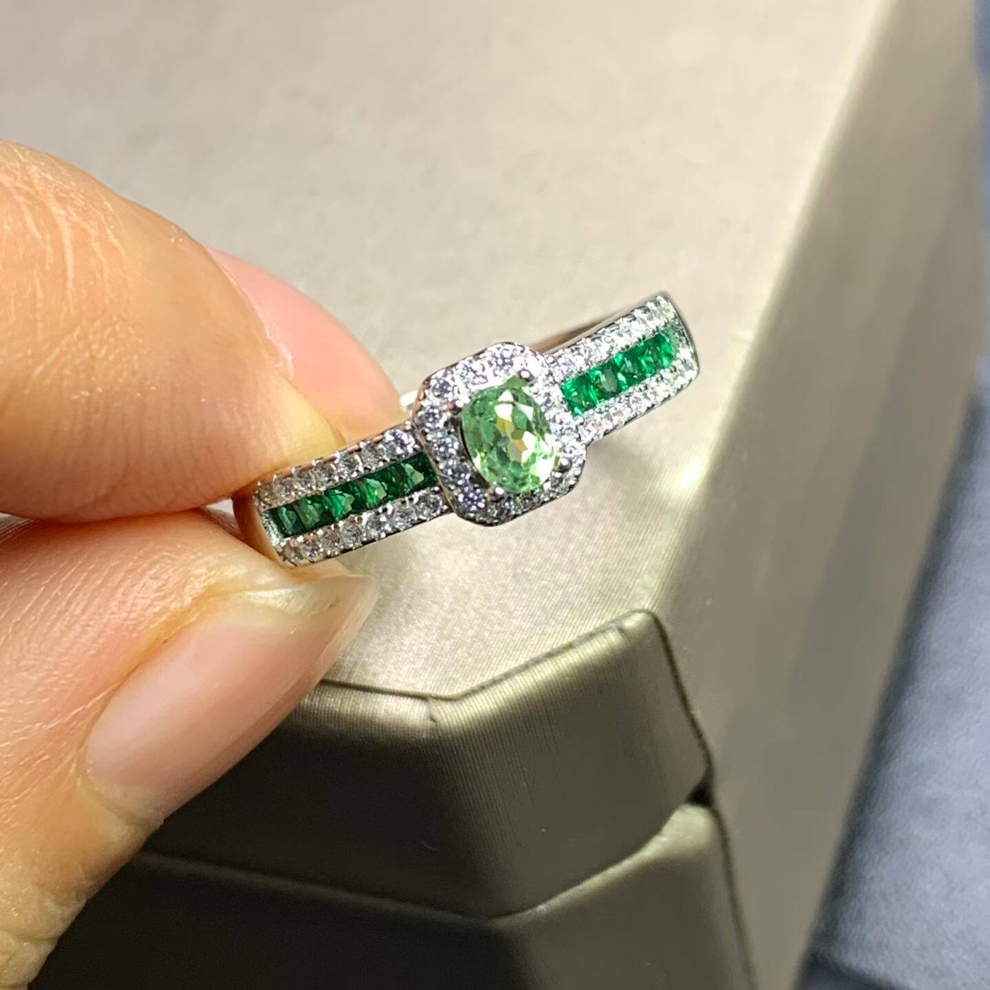 天然翠榴石戒指夏天的颜色薄荷绿清新颜色名贵且稀少自然光下拍摄