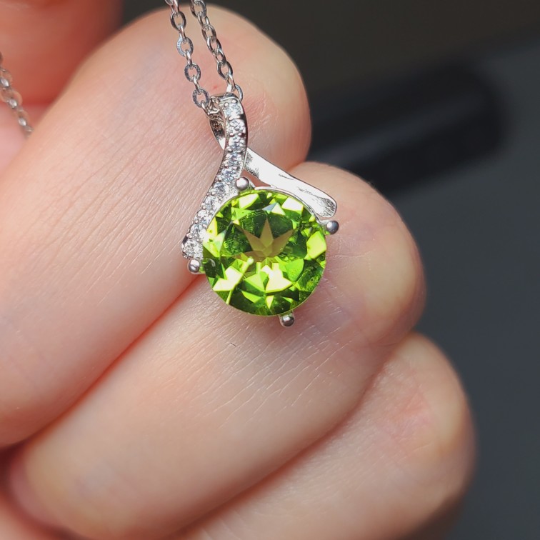 橄榄石圆形吊坠  宝石圆形  3克拉钻石大小 肉眼干净体 简约钻款