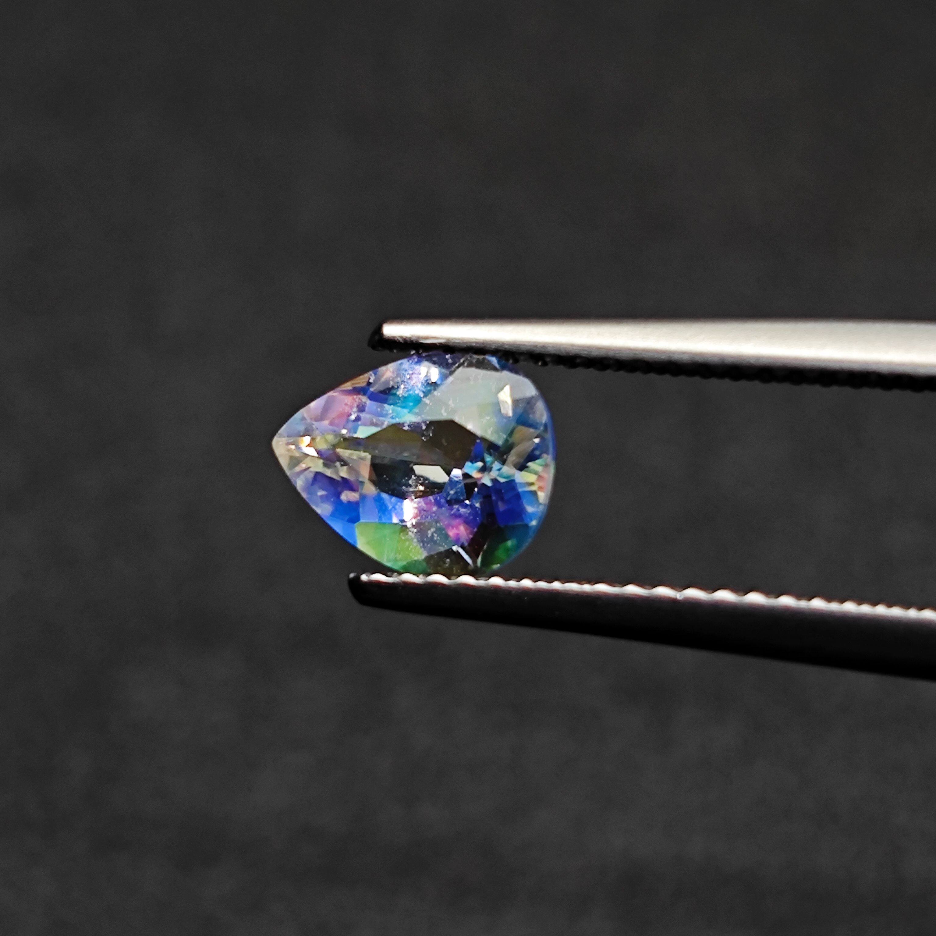 天然月光石彩虹月光石1.14克拉尺寸6.6*8.3*4mm晶体干净色彩丰富