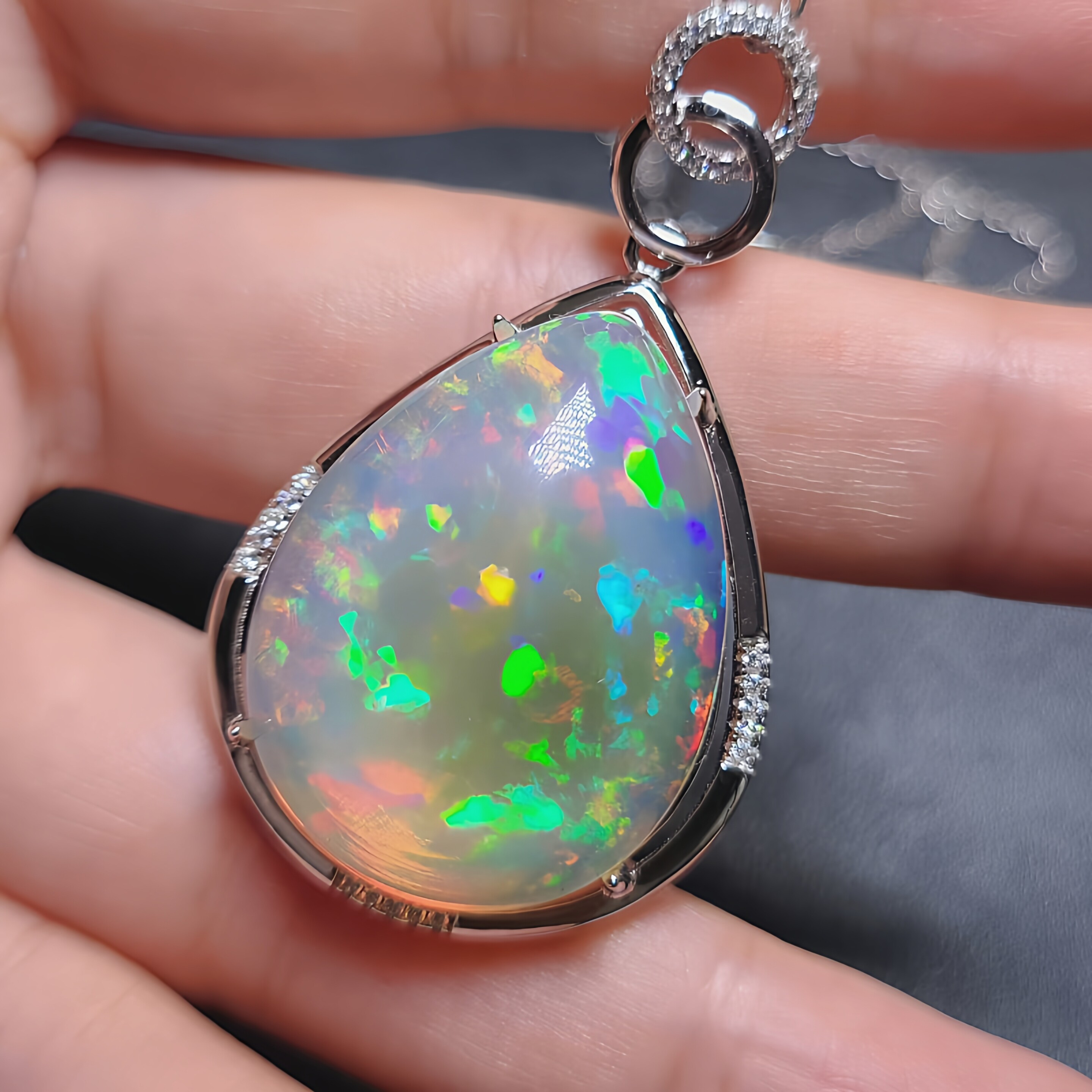 天然欧泊大吊坠火彩七彩光重量23.2克拉尺寸21.3*28.3mm厚度8mm