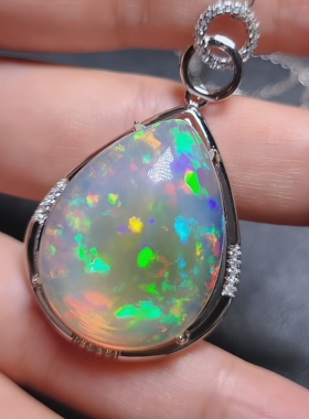 天然欧泊大吊坠火彩七彩光重量23.2克拉尺寸21.3*28.3mm厚度8mm