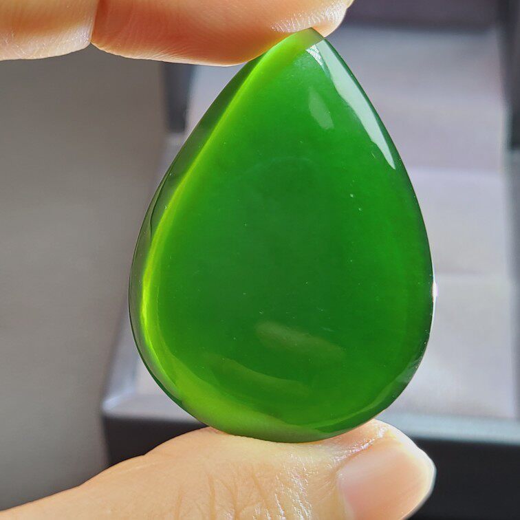 可收藏天然和田玉碧玉大水滴挂件双面的立体老坑菠菜绿 大块稀少