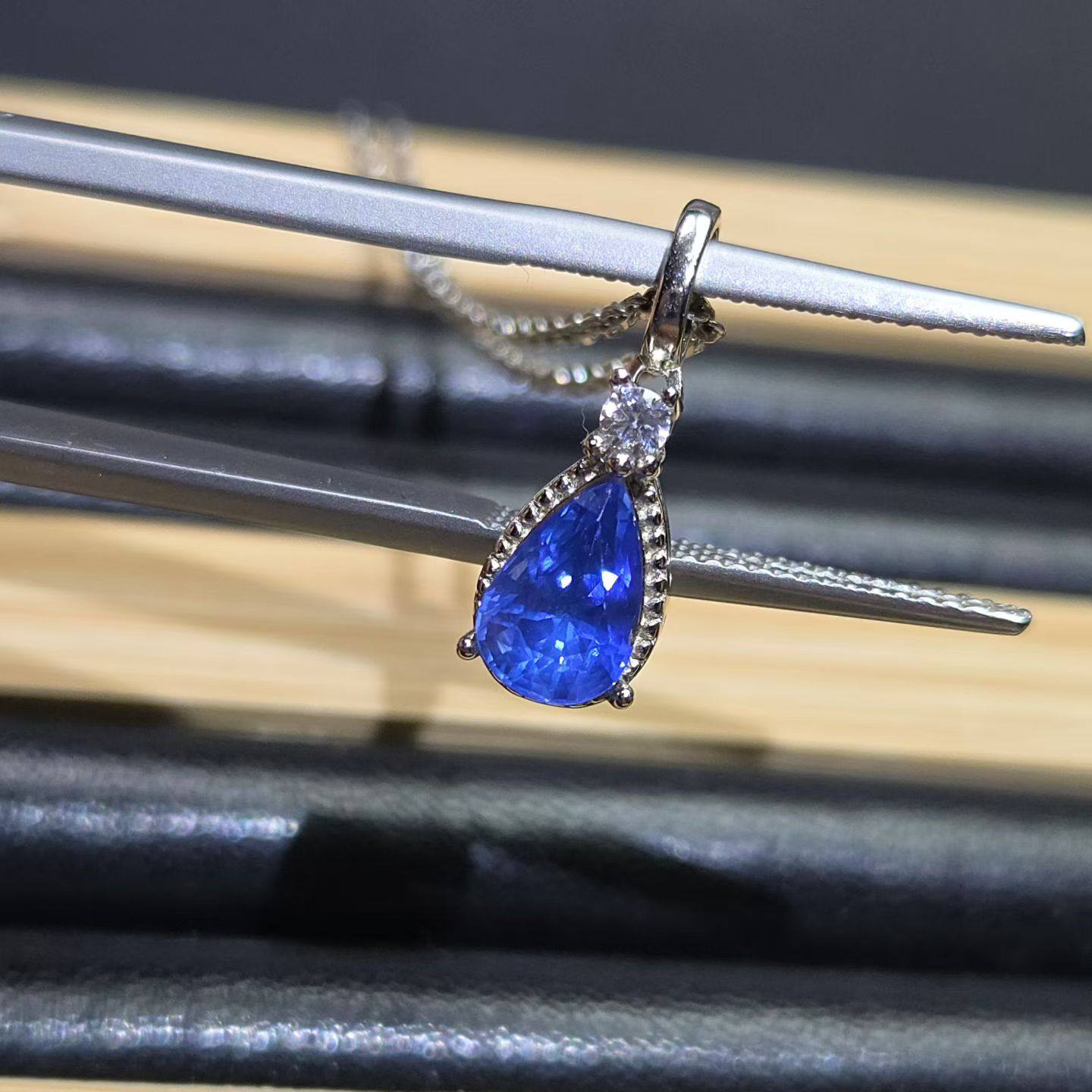 天然蓝宝石吊坠矢车菊蓝重量1.32克拉全净体配裸石证书材质925银