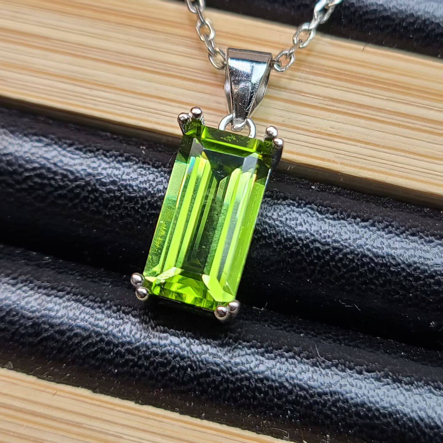 天然橄榄石吊坠长方形祖母绿切割重2.63克拉肉眼全净体小精品孤品