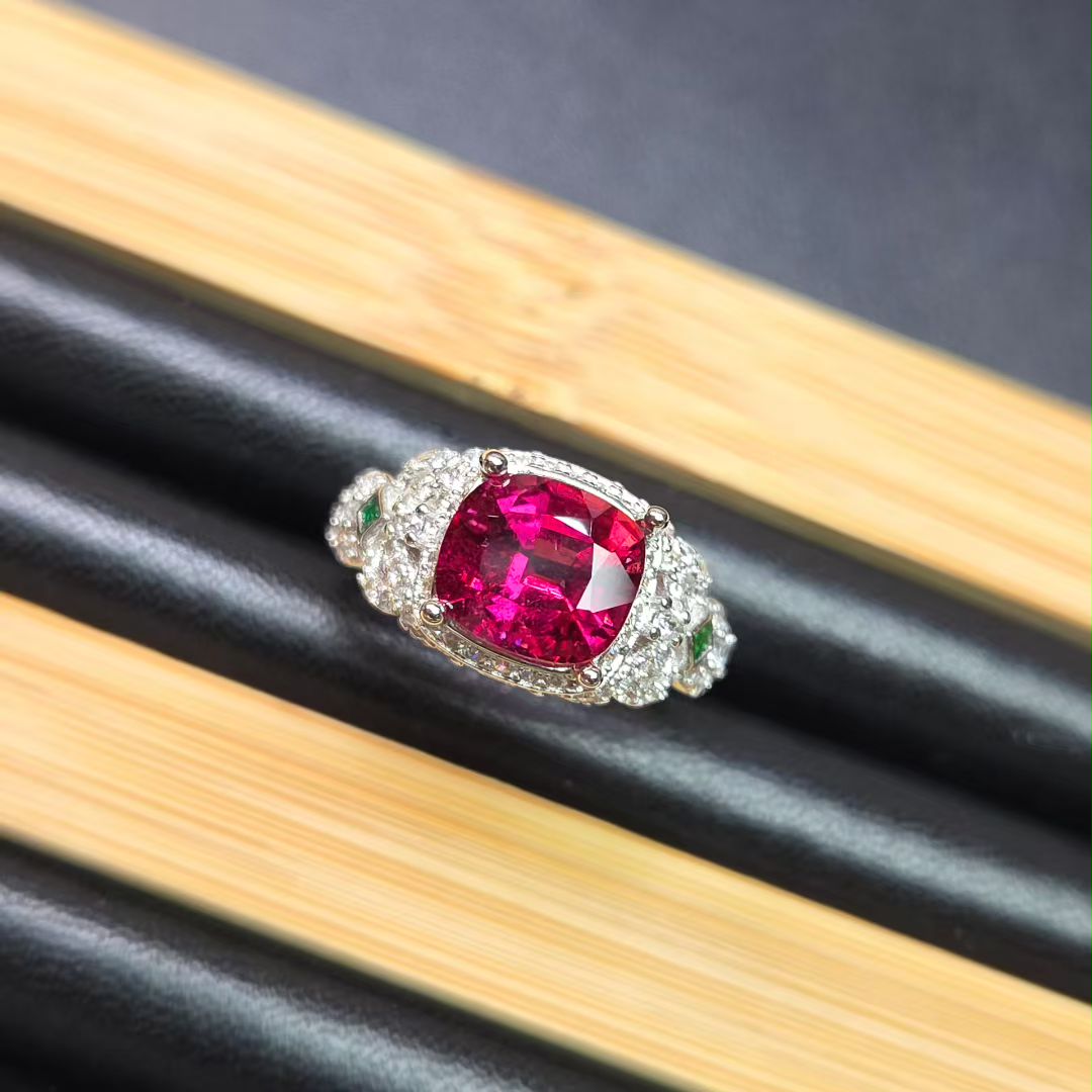 天然卢比来红碧玺戒指重量2.59克拉方形卢比莱晶体好颜色好精品