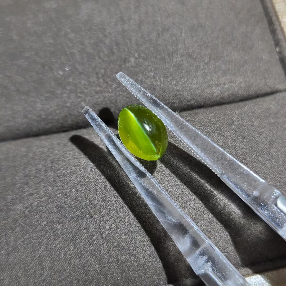 可收藏的金绿猫眼石 猫眼戒面 重量1.68ct 配国际大证 猫眼清晰
