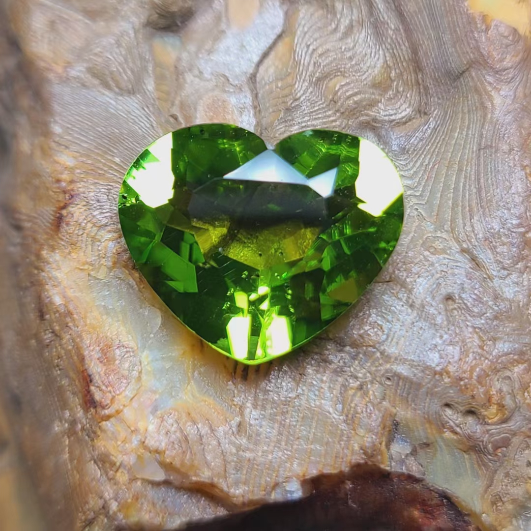 爱心橄榄石戒面 橄榄石心形裸石 直径12.7mm  天然  宽心 心宽