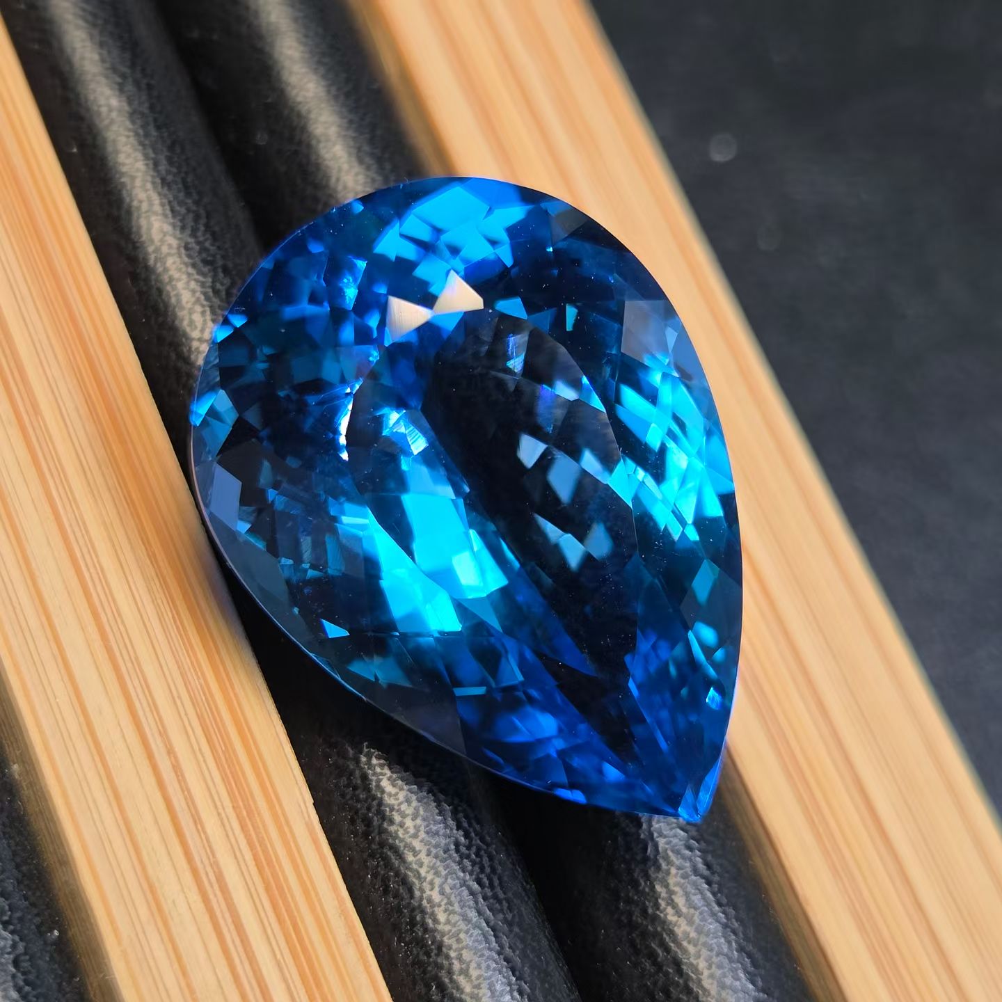 托帕石大水滴重量57.3克拉21*29mm净体浓郁瑞士蓝30年前老货色系