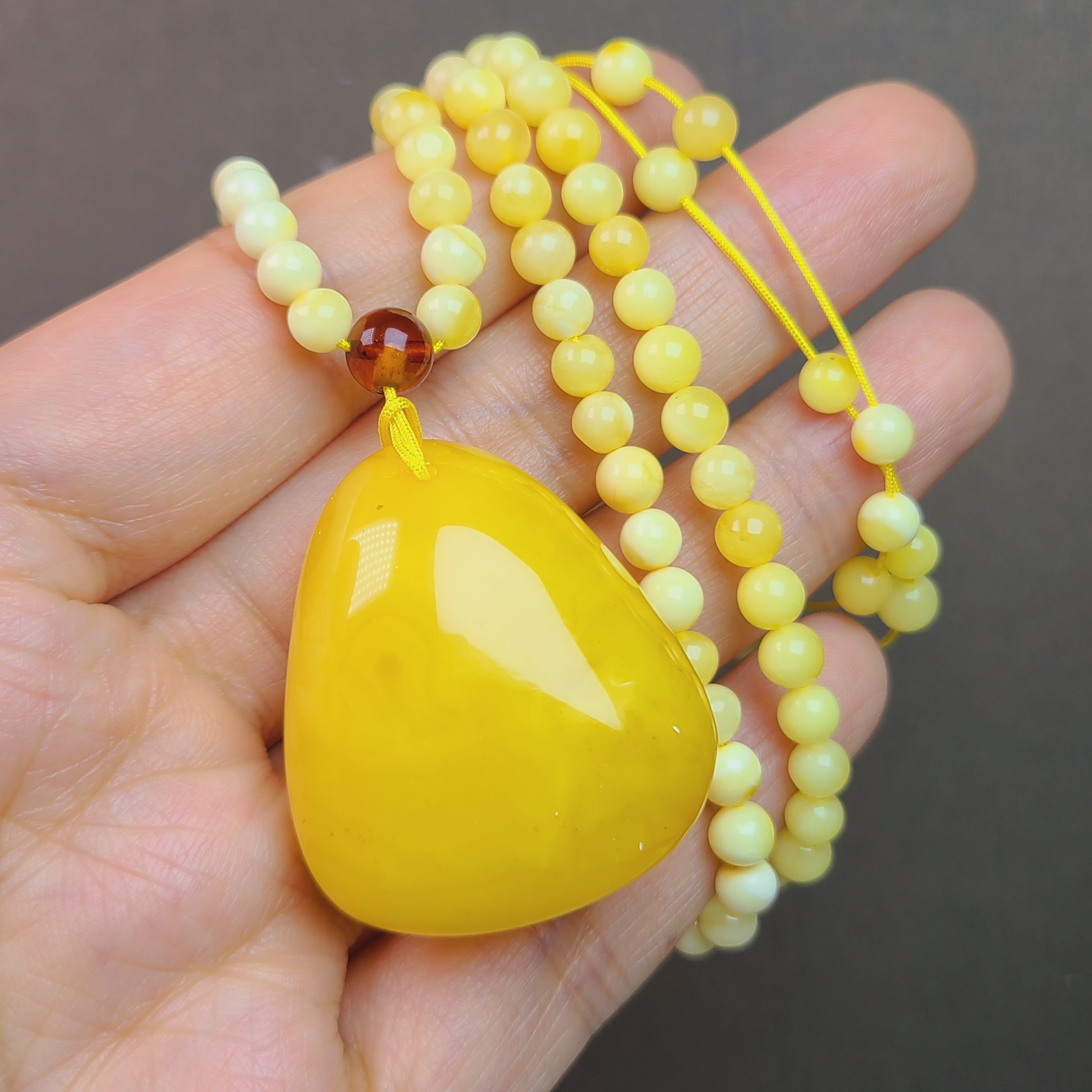 天然鸡油黄蜜蜡挂件随形打磨饱满圆润尺寸29*34mm 8.23克