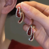 一款 两戴红色水滴耳环复古气质后挂式 独特小众设计感高级耳钉耳饰