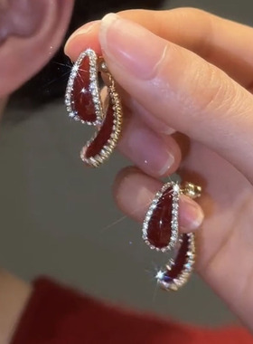 一款两戴红色水滴耳环复古气质后挂式独特小众设计感高级耳钉耳饰