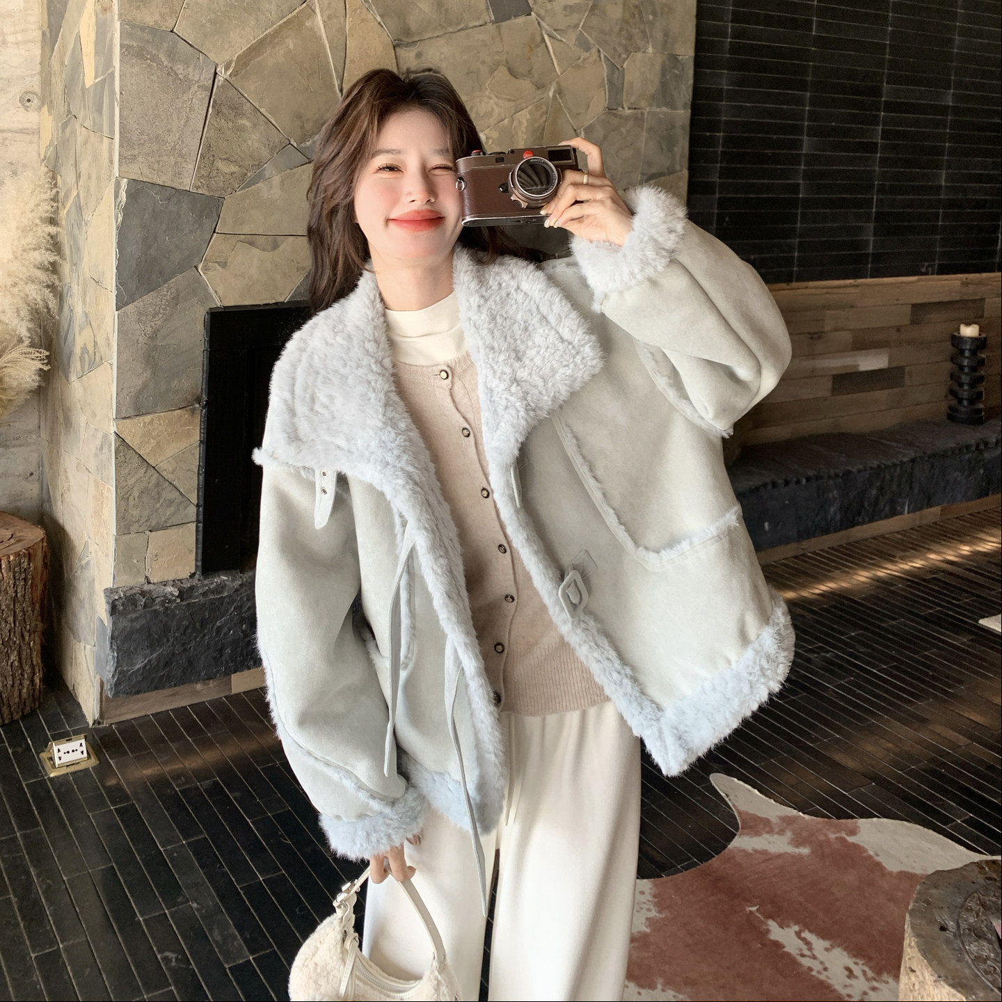 浅蓝色超好看皮毛一体外套女2025冬季新款毛绒绒潮流百搭棉衣棉袄