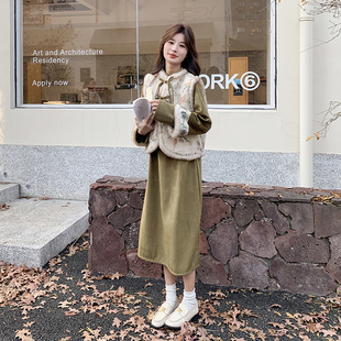 绿色新中式国风复古刺绣马甲套装裙女2025年冬季新款连衣裙两件套