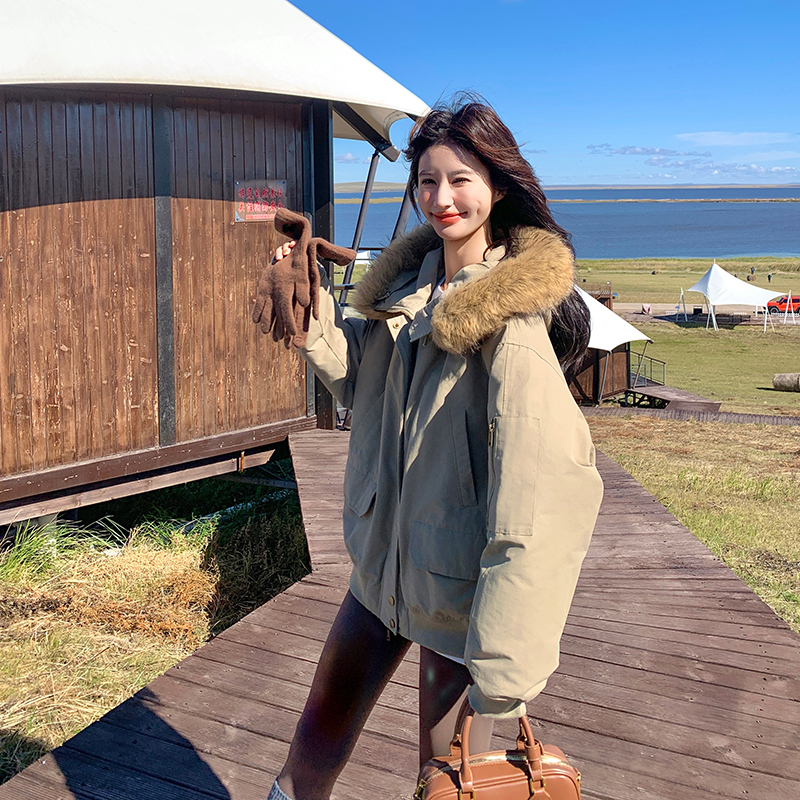 卡其绿工装风大毛领连帽羽绒服