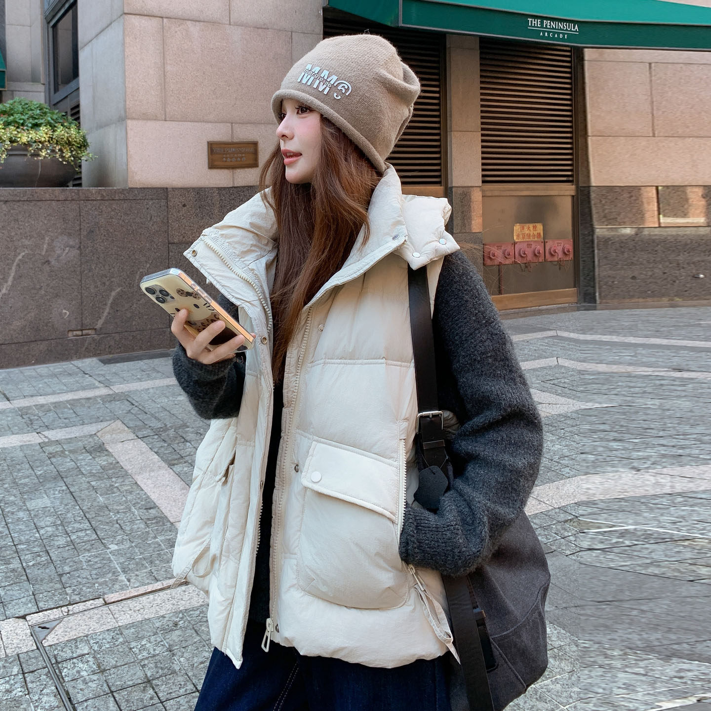 米白色今年流行时尚百搭羽绒马甲女2025冬新款宽松休闲范连帽外套