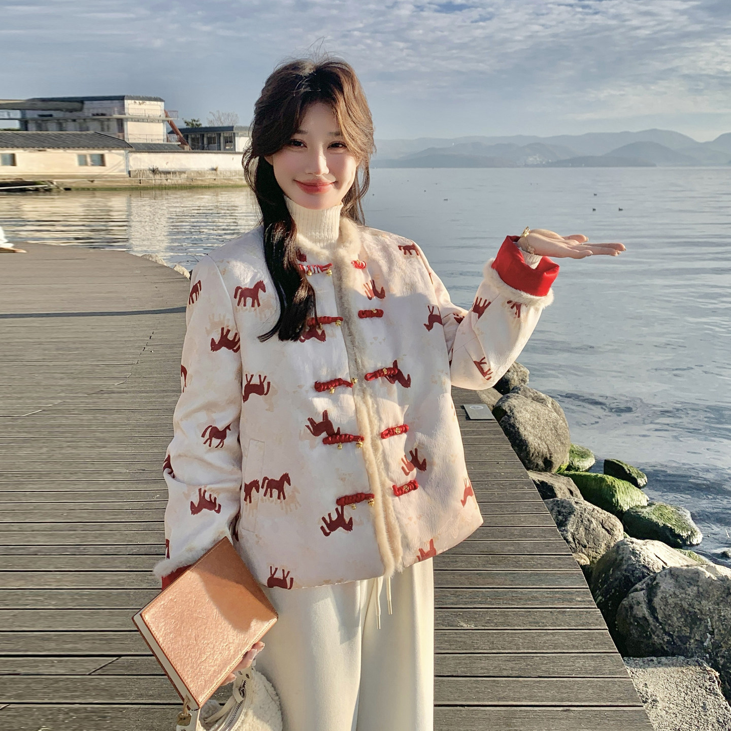 红色超火爆款两面穿90白鸭绒羽绒服女2025冬季新款新中式刺绣外套