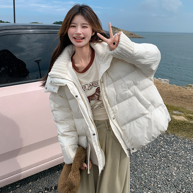 米白色轻暖设计感毛绒拼接连帽羽绒服女2025冬季新款泡芙短款外套