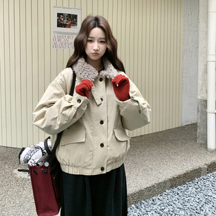 卡其色奶呼呼毛绒拼接领羽绒服女2025冬季新款韩版工装短款派克服