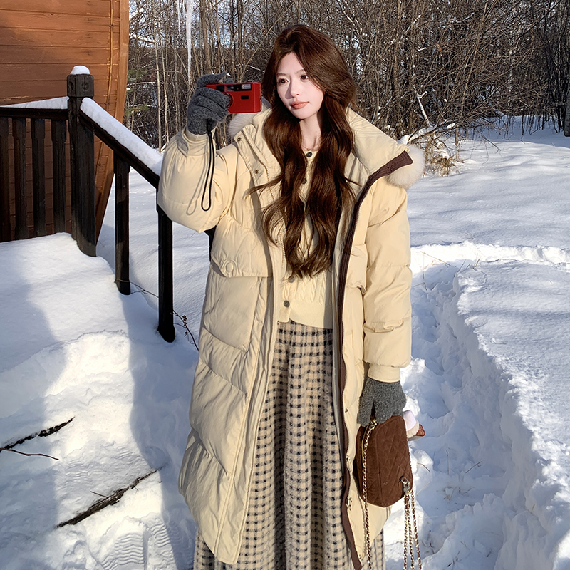 米色设计感狐狸毛领羽绒服女