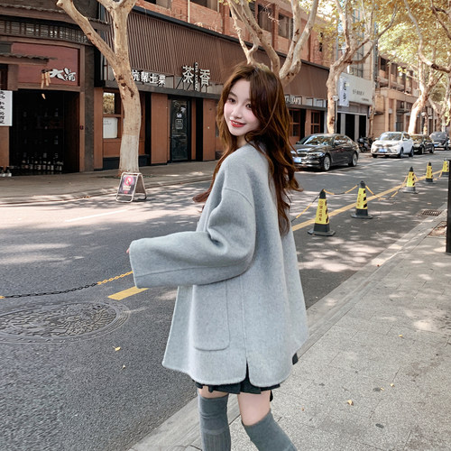 灰蓝色撞色拼接毛球双面呢短款大衣女2025冬季新款围巾款毛呢外套