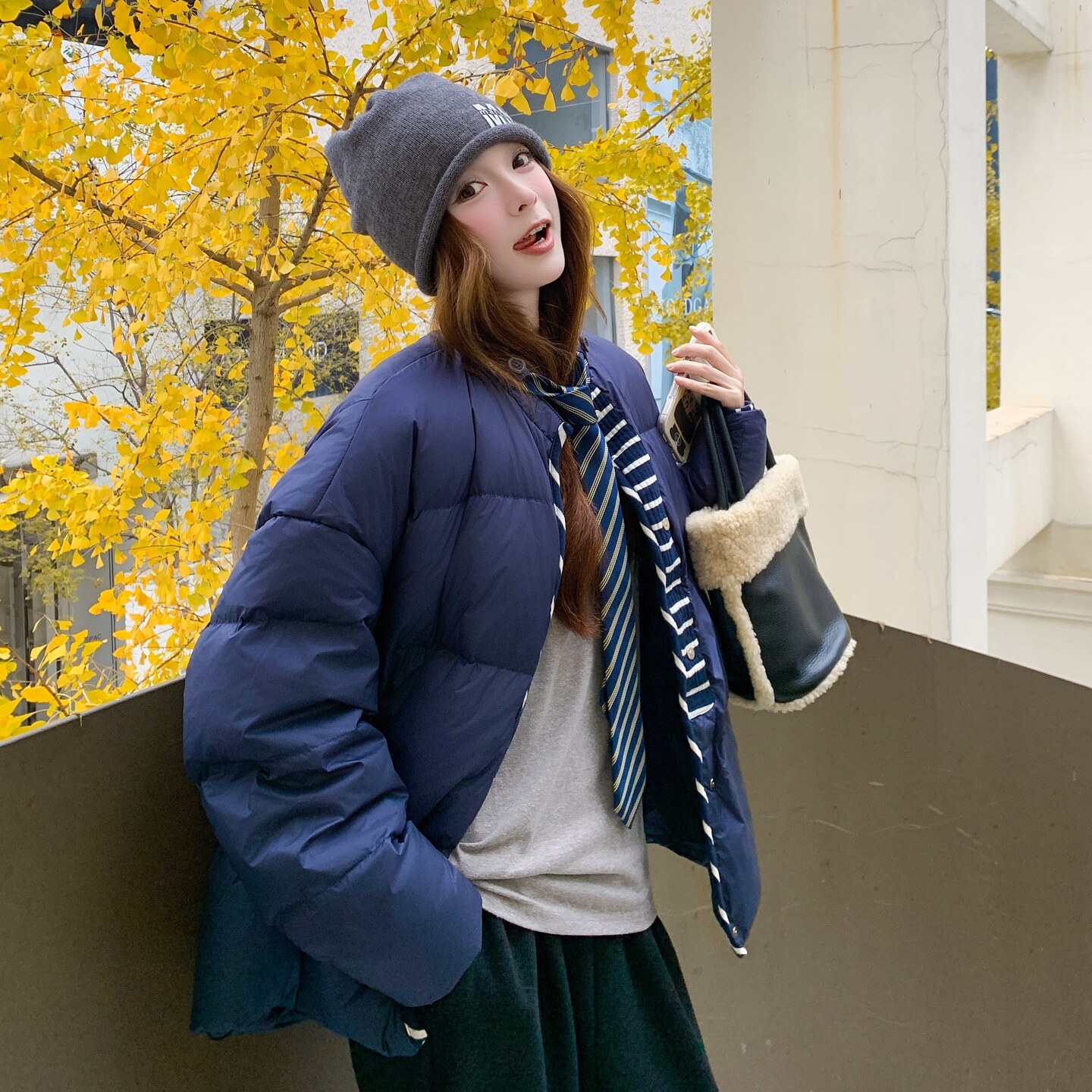 深蓝色独特设计感领带款条纹拼接羽绒服女2025冬季新款保暖面包服