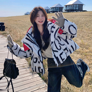 米白色短款字母印花连帽羽绒服女2025年冬季新款90白鸭绒轻暖外套