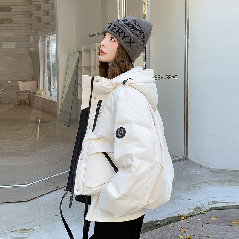 白色时尚背带式连帽羽绒服女2024年冬季新款加厚保暖休闲短款外套