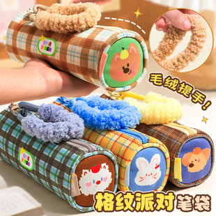 冬季蛋糕手提笔袋2026新款高颜值女生文具袋小学生专用撞色格纹笔袋带毛绒软呼呼女孩款小众不撞款可爱铅笔盒