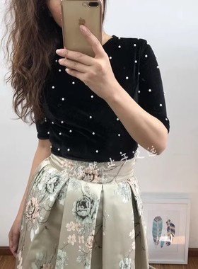 2025春 优雅复古 度假美学 铆钉黑色丝绒短款圆领五分袖T恤上衣女