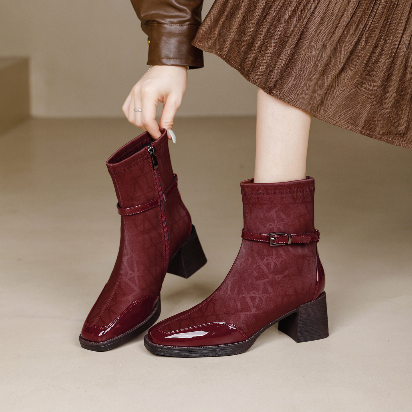 高跟短靴女2026新款冬季中式国风红色婚靴侧拉链粗跟靴子女中筒靴