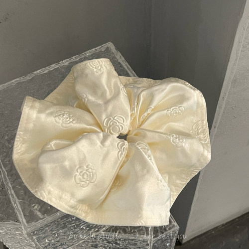 美丽有质感！奶白缎面山茶花发圈