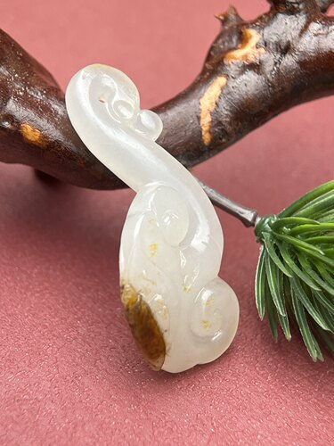 秋梨皮新疆和田玉籽料如意吊坠