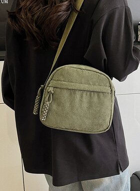 新款单肩包女小号斜挎包休闲挎包手机包轻便耐磨女包百搭潮包背包