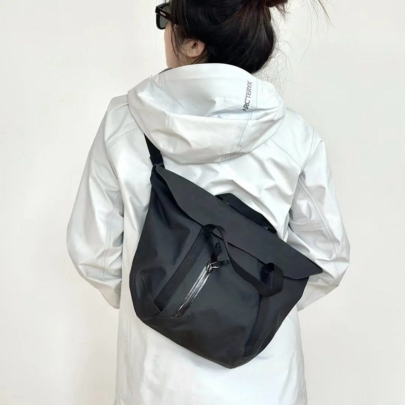 8L加拿大鸟架骨多功能邮差手提斜挎黑色大容量男女瑜伽健身背包8L