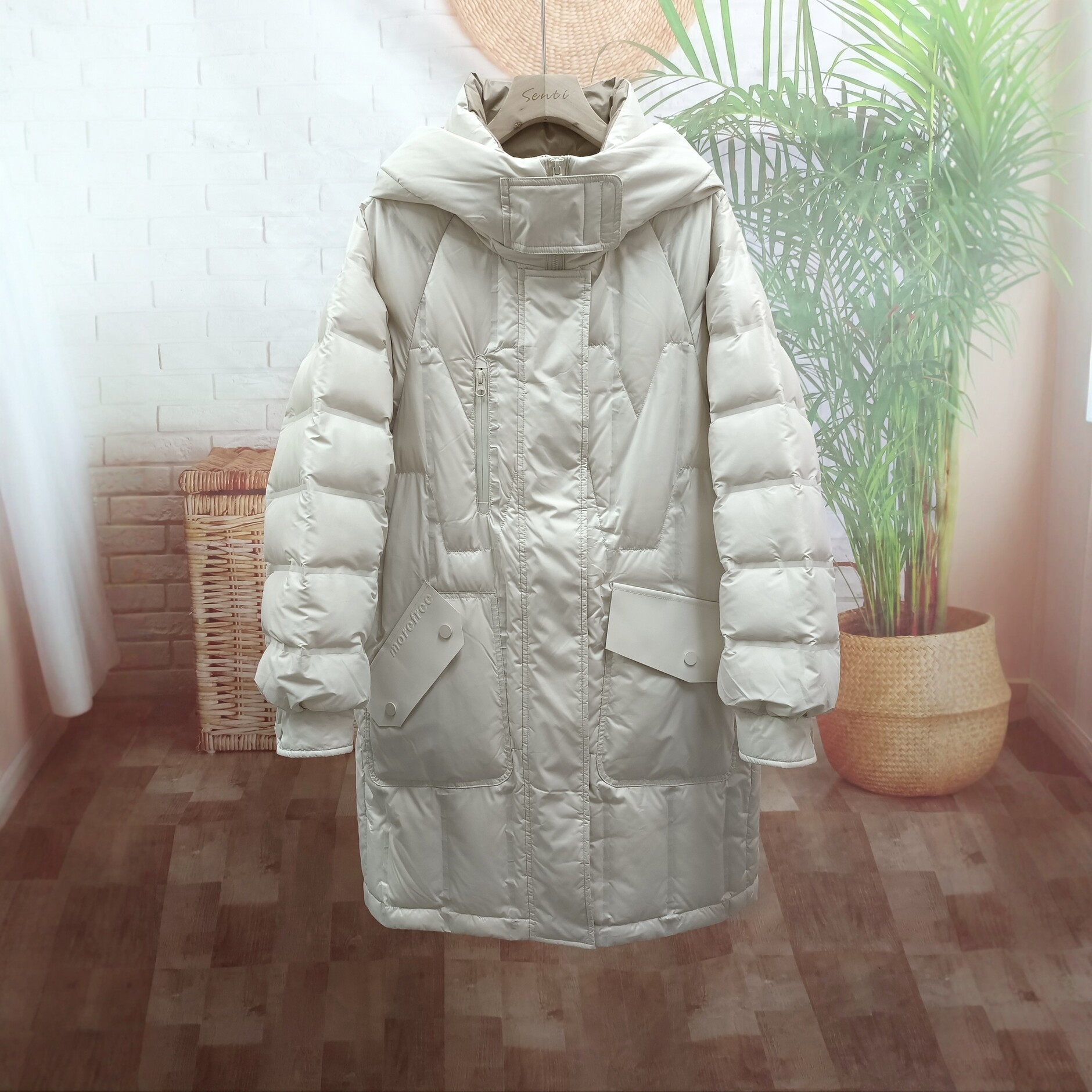 奶白色冬季连帽轻便品牌女装羽绒服魔术贴不规则设计中长时尚外套