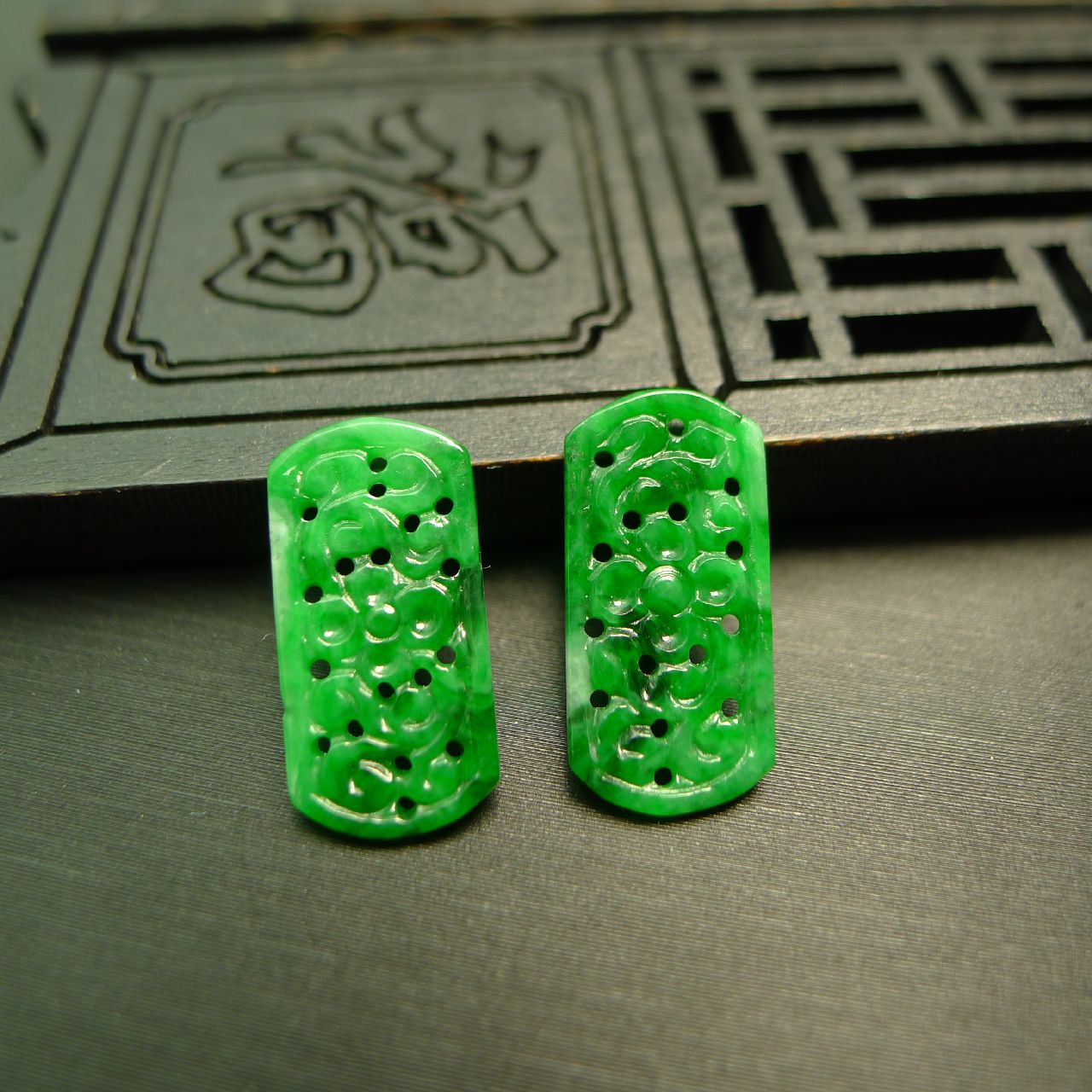 #7779 一对辣绿天然A货翡翠镂空雕花马鞍形戒面 可镶嵌戒指耳钉