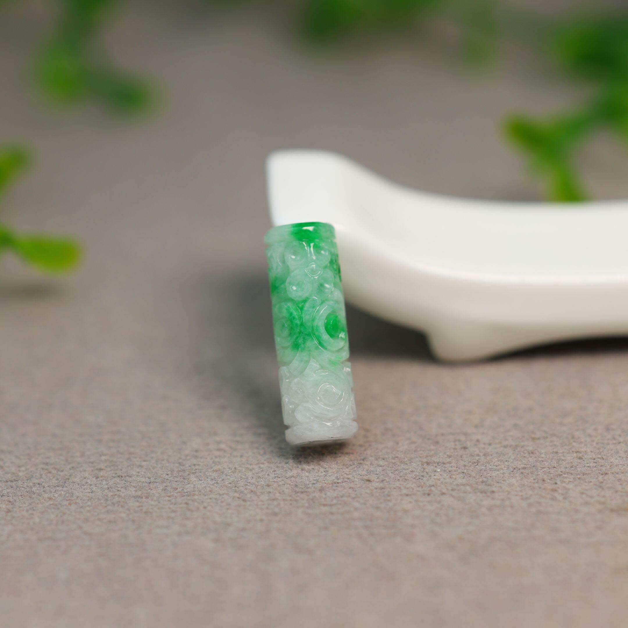 #K964白底青飘阳绿缅甸天然A货翡翠圆柱形雕花路路通桶珠吊坠