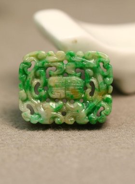 #B944黄加绿天然A货翡翠复古镂空双龙捧寿方形背云 通天孔