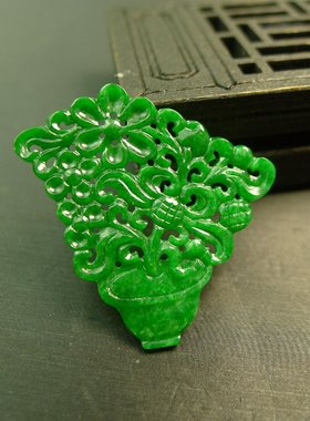 #D232满色辣绿天然A货翡翠镂空雕花花篮胸针吊坠花片