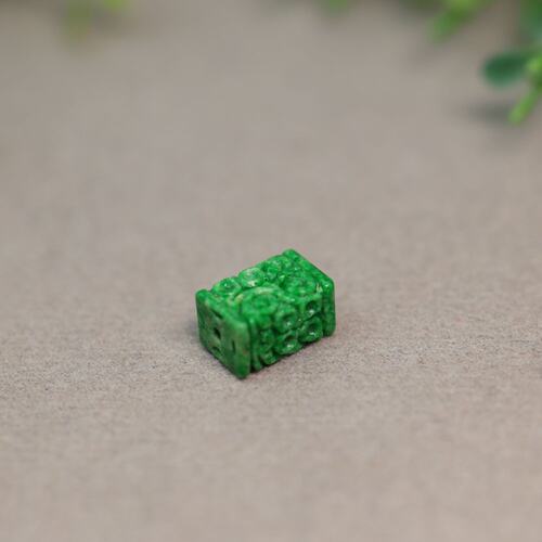 #G922辣绿天然A货翡翠长方体桶珠