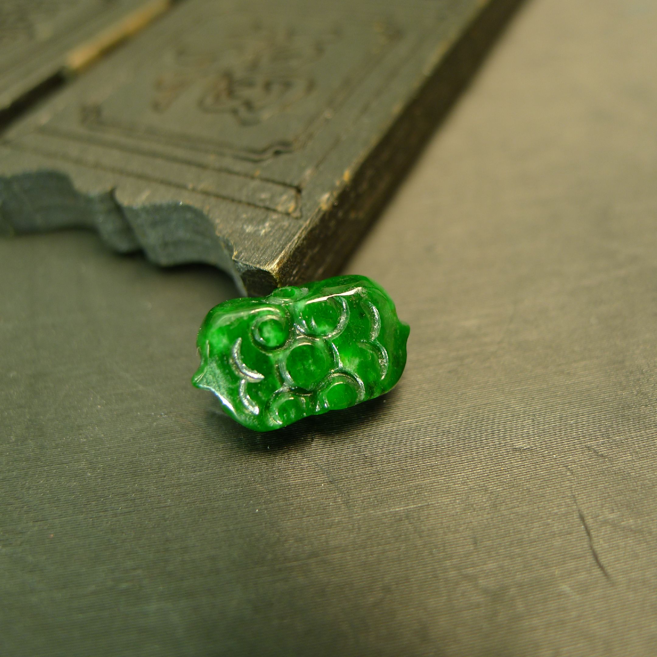 天然A货翡翠雕花如意背云