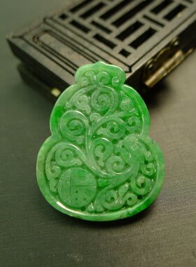#E016满绿天然A货翡翠雕花葫芦吊坠挂坠