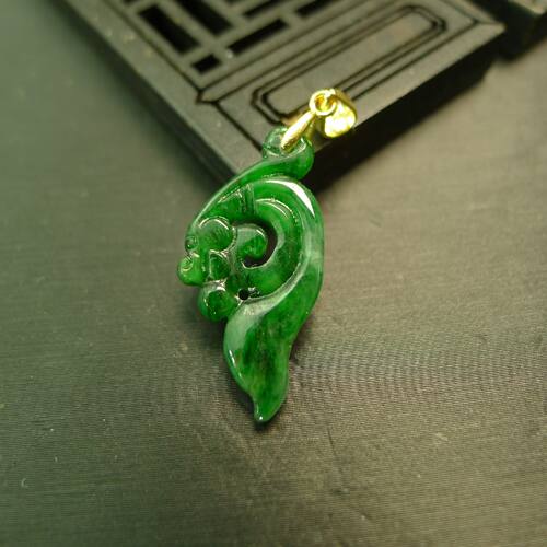 满色辣绿天然A货翡翠龙头吊坠