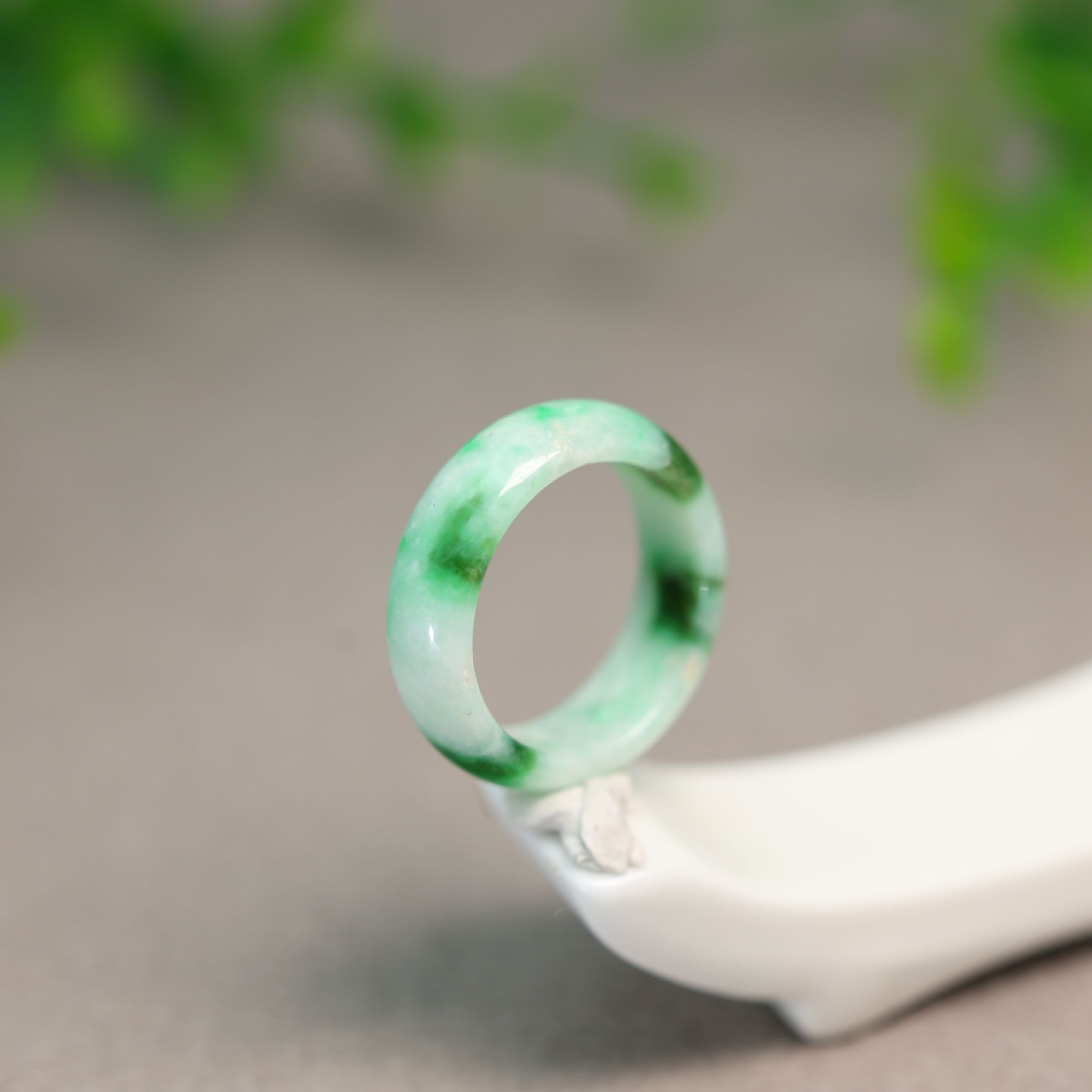 白底飘辣绿缅甸天然A货翡翠戒指