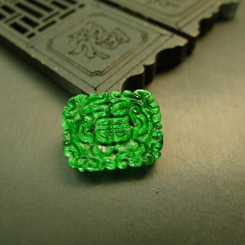天然A货翡翠双龙捧寿方形背云