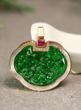 #8492 18k金加钻石镶嵌满色辣绿天然A货翡翠镂空雕花如意锁骨吊坠