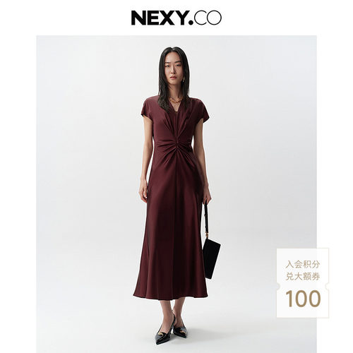 NEXY.CO/奈蔻商场同款2026年夏新款波尔多酒红收腰显瘦V领连衣裙
