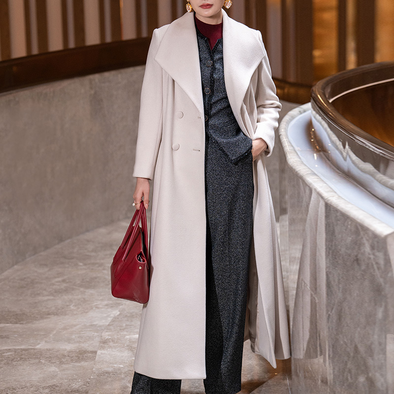 米白色大翻领毛呢大衣