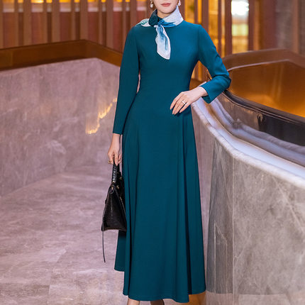 绿色连衣裙女春秋2025新款时尚气质洋气修身收腰纯色长袖大摆裙子